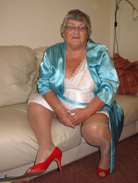 Brazen horny granny Grandma Libby shamelessly reveals saggy tits & aged pussy